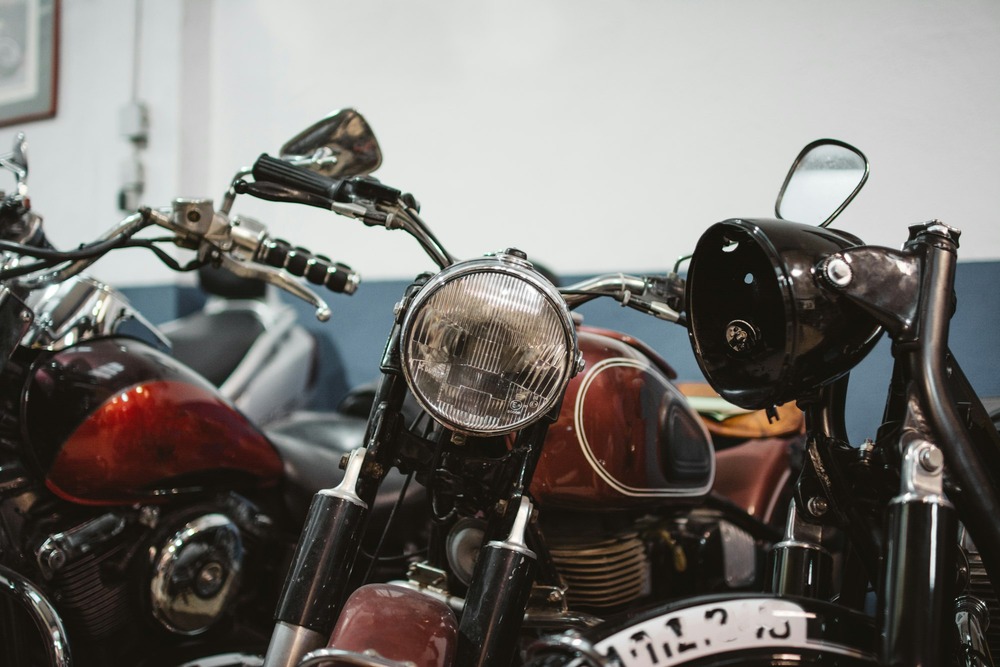 retro-motorcycles-in-garage-LV2W555.jpg